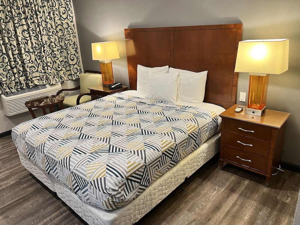 Motel 6 Ridgecrest, CA - China Lake Standard Room, 1 King Bed, Non Smoking, Refrigerator & Microwave