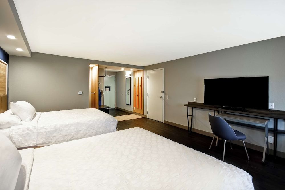 Room, 2 Queen Beds, Accessible (Roll-In Shower)