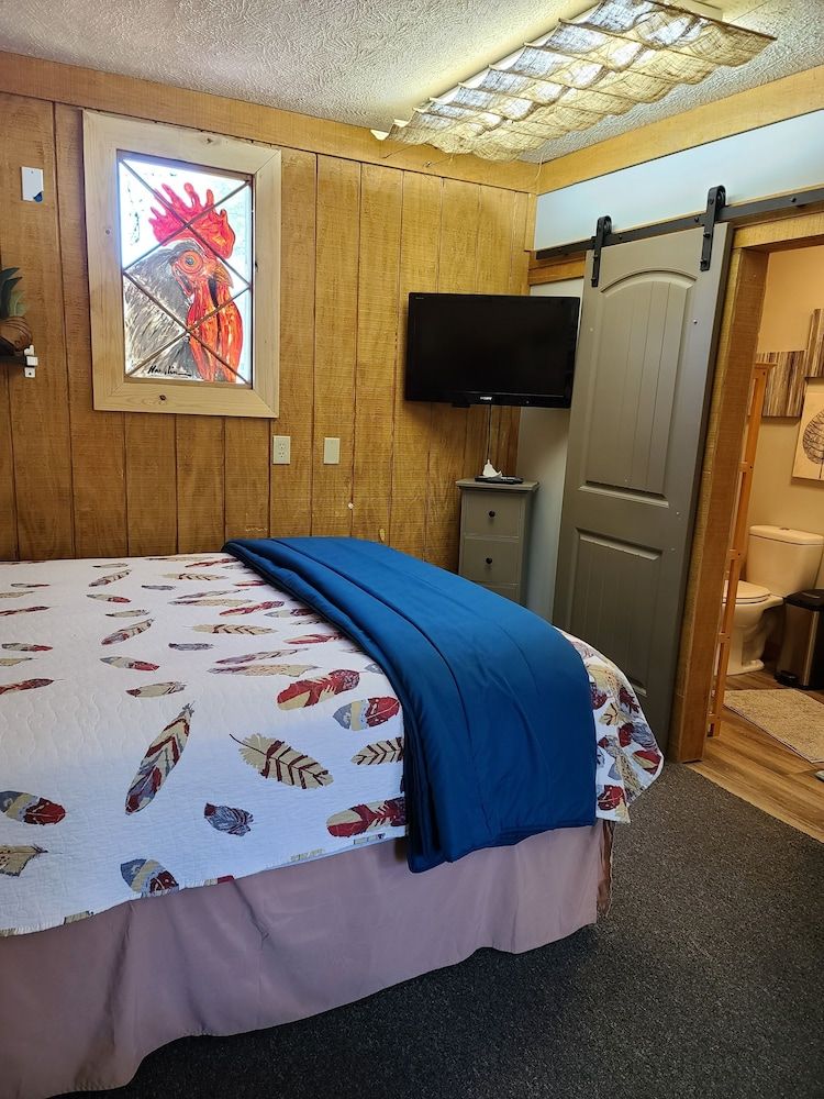 Silly Chickens Lodge B&B Comfort Cabin 2