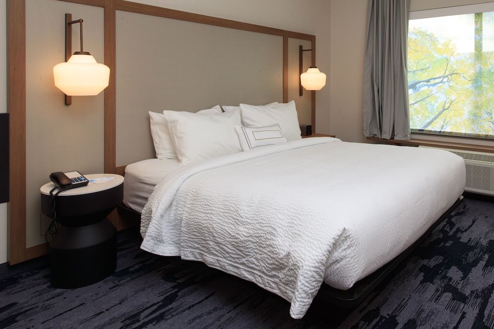 Room, 1 King Bed (Mobility/Hearing Access, Roll-In Shwr)