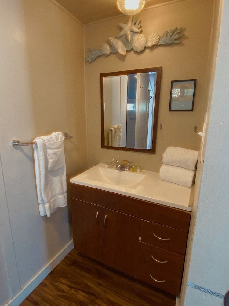 Jenner Inn Sand Dollar Room 6