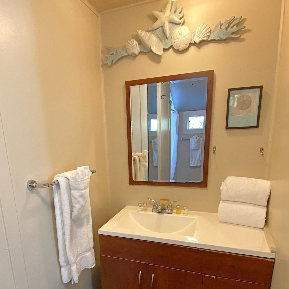 Jenner Inn Sand Dollar Room 5