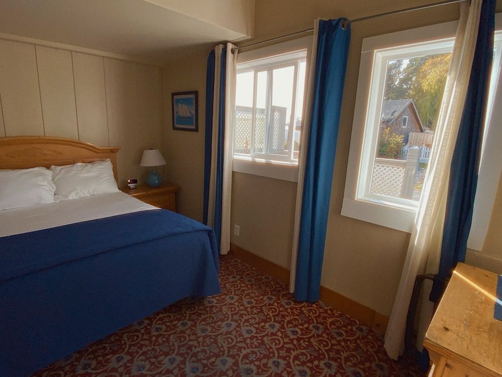 Jenner Inn Sand Dollar Room 4