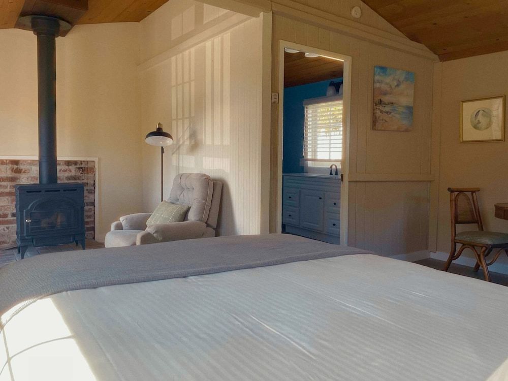 Jenner Inn Traditional Cabin, 1 Queen Bed, Garden View
