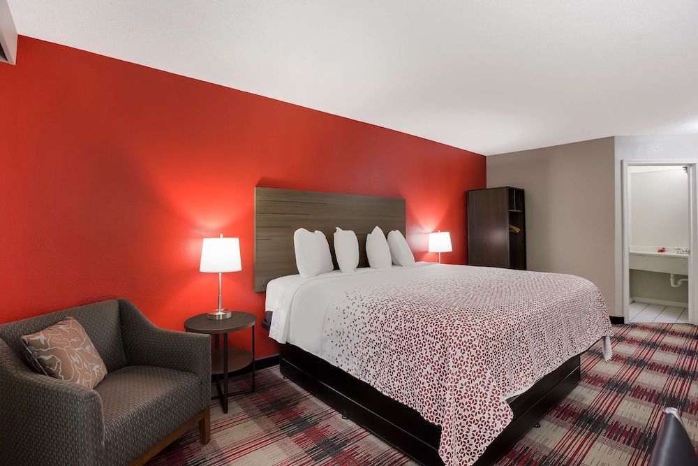 SureStay Hotel by Best Western Higginsville Standard Room, 1 King Bed, Smoking, Refrigerator & Microwave