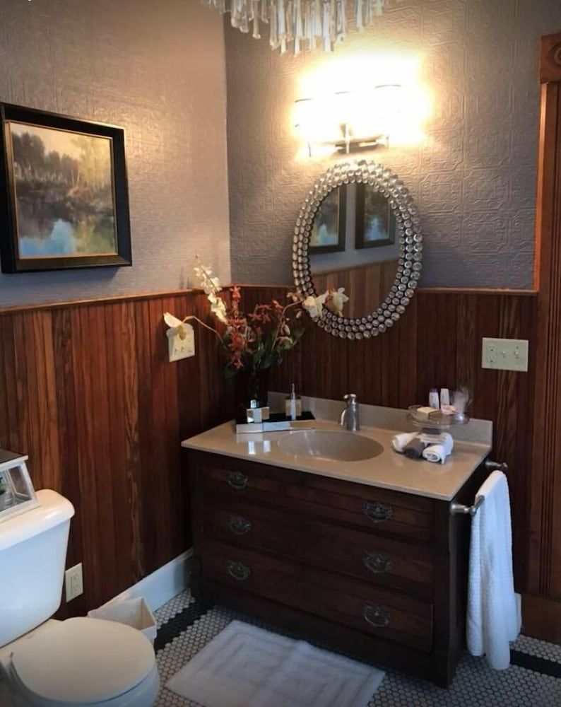 Evans Holly Grove Inn B&B Romantic Suite, 1 Queen Bed, Jetted Tub, Courtyard Area 3