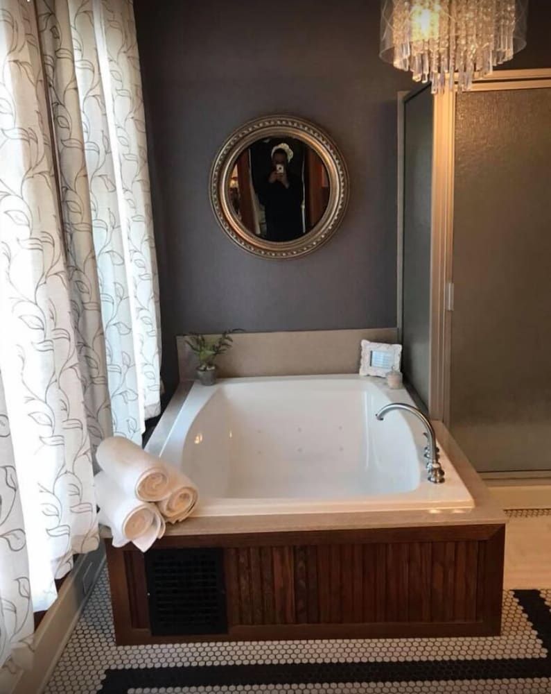 Evans Holly Grove Inn B&B Romantic Suite, 1 Queen Bed, Jetted Tub, Courtyard Area 4