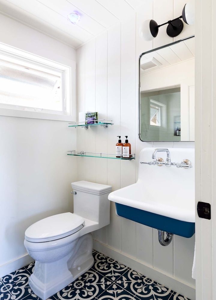 Skyview Hotel - 21 & Over Pool Classic Room, 1 King Bed 4