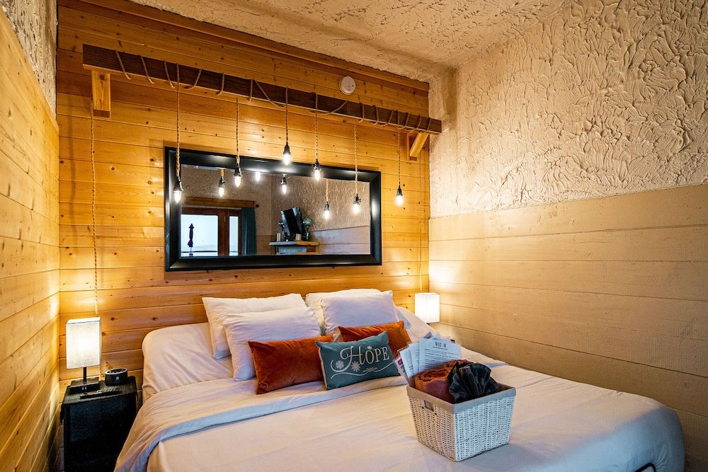 Superior Studio Suite, 1 King Bed, Ocean View, Oceanfront