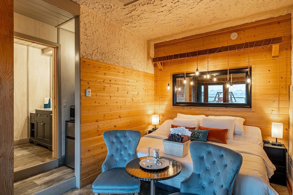 Superior Studio Suite, 1 King Bed, Ocean View, Oceanfront
