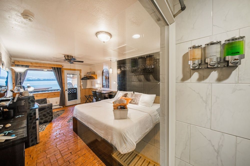 Deluxe Studio Suite, 1 King Bed with Sofa bed, Ocean View, Oceanfront
