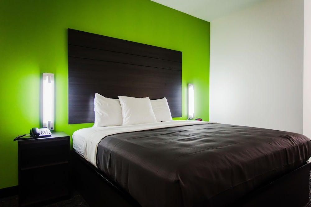 Basic Single Room, 1 King Bed, Accessible