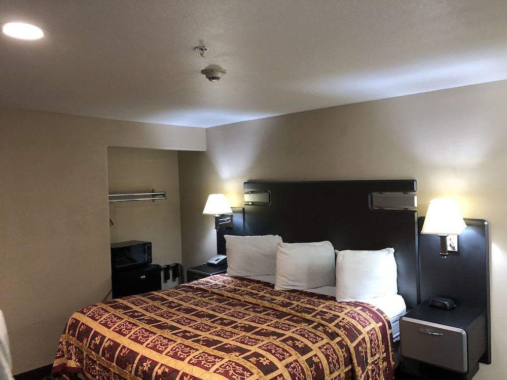 Casa Royal Inn Basic Room, 1 King Bed 6