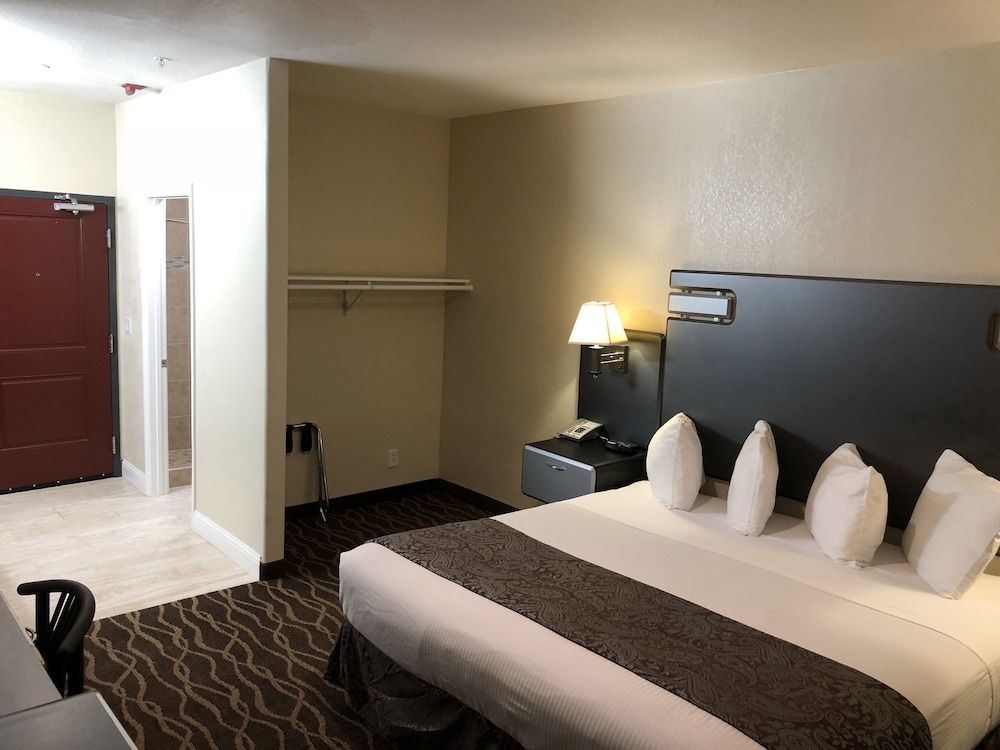 Casa Royal Inn Basic Room, 1 King Bed 4