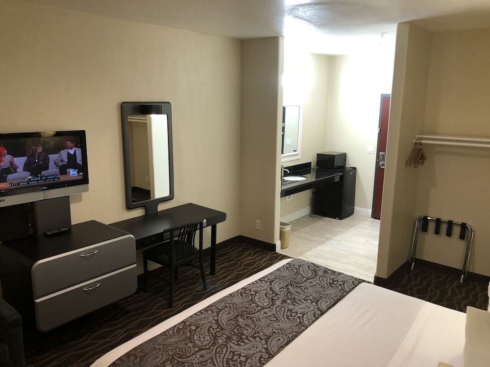 Casa Royal Inn Basic Room, 1 King Bed 8