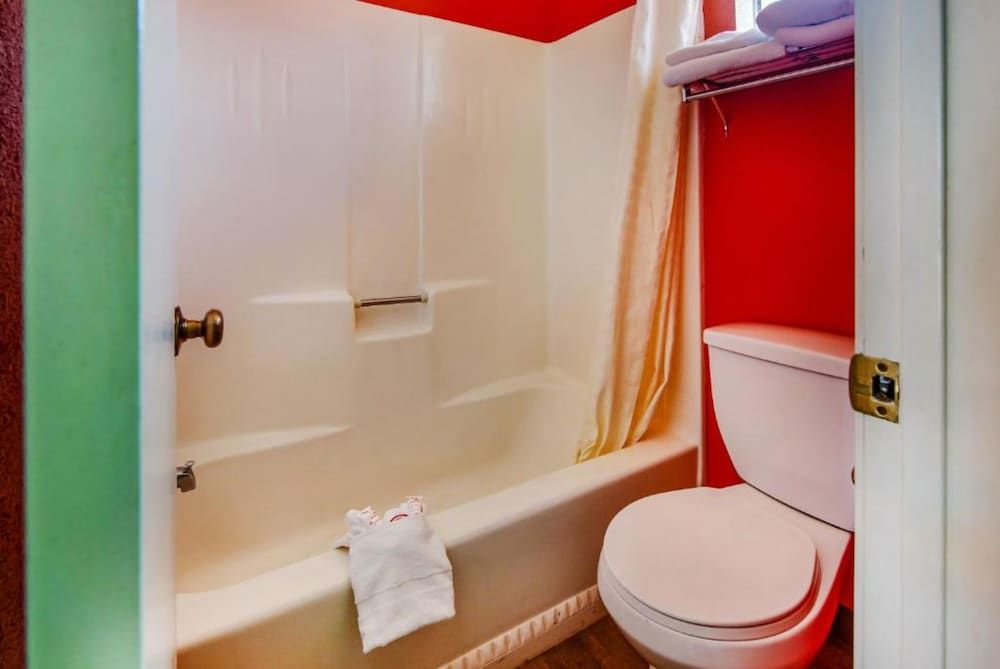 Hotel Europa Ridgecrest Room, 1 King Bed, Smoking 4