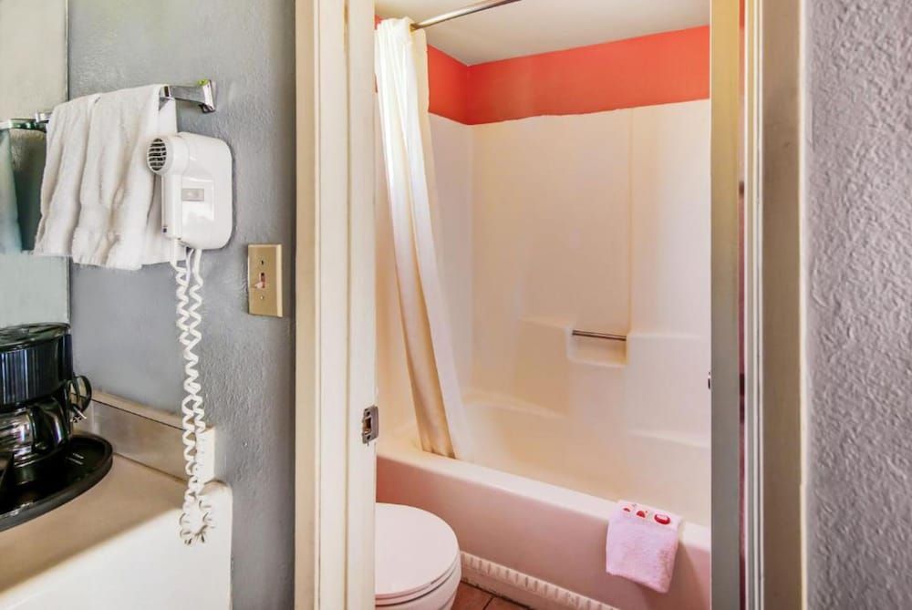 Hotel Europa Ridgecrest Room, 1 King Bed, Smoking 3