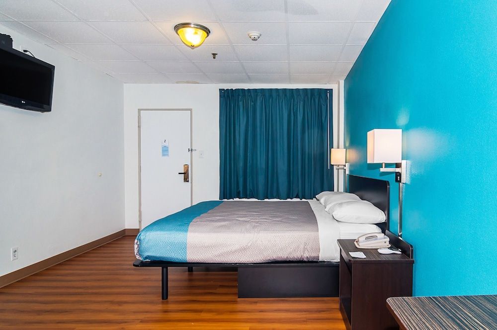 Motel 6 Elmsford, NY - White Plains Standard Room, 1 Queen Bed, Smoking 11