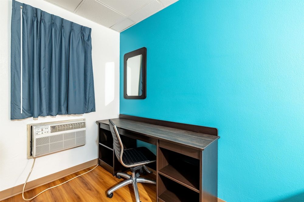 Motel 6 Elmsford, NY - White Plains Standard Room, 1 Queen Bed, Smoking 10