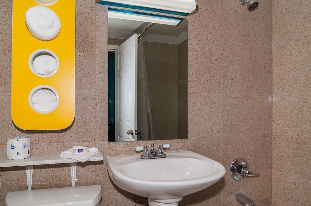 Motel 6 Elmsford, NY - White Plains Standard Room, 2 Double Beds, Non Smoking 13