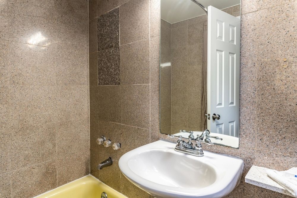 Motel 6 Elmsford, NY - White Plains Standard Room, 1 Queen Bed, Smoking 13