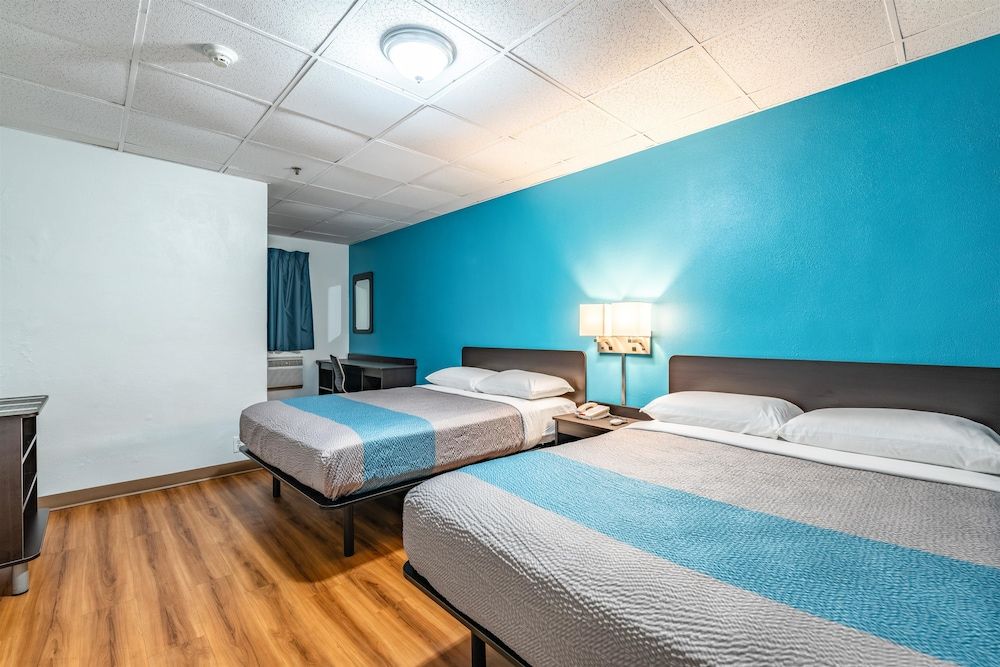 Motel 6 Elmsford, NY - White Plains Standard Room, 2 Double Beds, Non Smoking 9