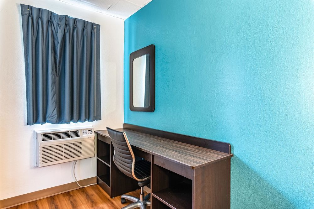 Motel 6 Elmsford, NY - White Plains Standard Room, 1 Queen Bed, Smoking 9