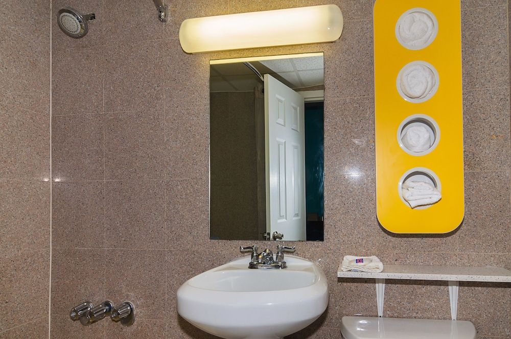 Motel 6 Elmsford, NY - White Plains Standard Room, 1 Queen Bed, Smoking 12