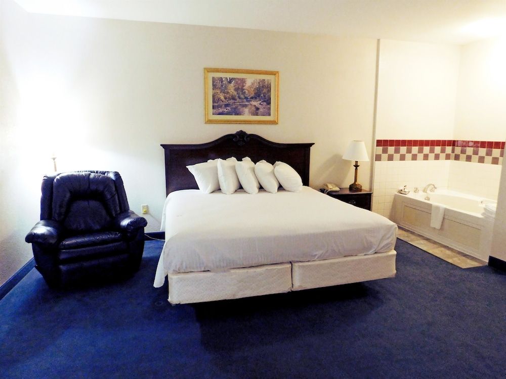 Americas Best Value Inn Fredonia Suite, 1 King Bed, Non Smoking, Jetted Tub 2