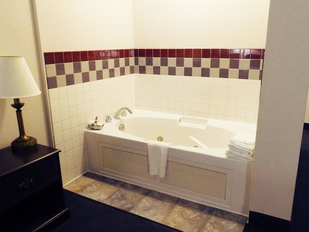 Americas Best Value Inn Fredonia Suite, 1 King Bed, Non Smoking, Jetted Tub 3