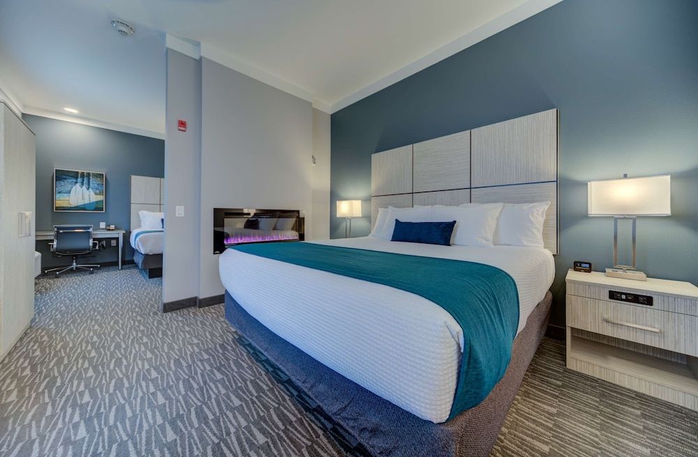 Hotel Peppertree Bend, BW Premier Collection Suite, Multiple Beds, Non Smoking, Fireplace 3