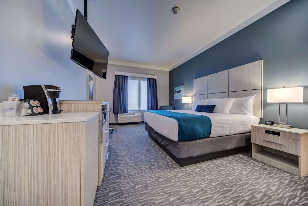 Hotel Peppertree Bend, BW Premier Collection Standard Room, 1 King Bed, Fireplace, Mountain View (with Sofabed) 3