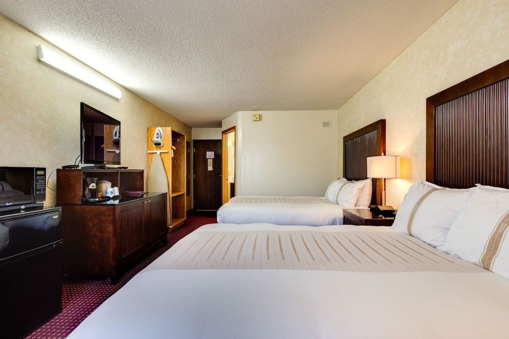 Fireside Inn & Suites Standard Room, 2 Queen Beds 5