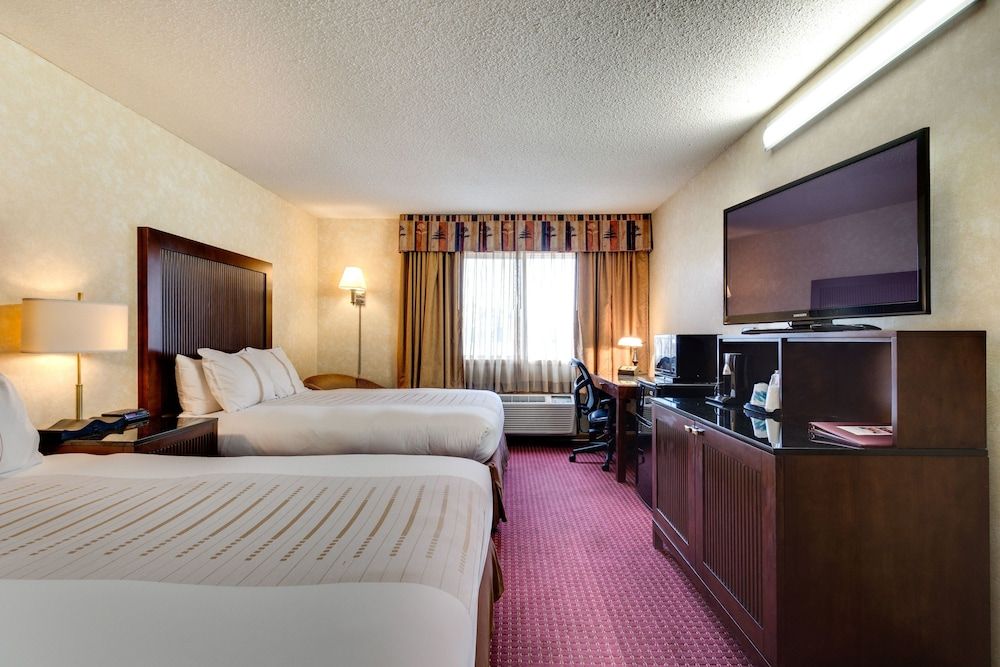 Fireside Inn & Suites Standard Room, 2 Queen Beds 3