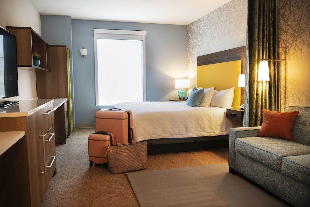 Suite, 1 King Bed, Accessible, Bathtub (Mobility & Hearing)