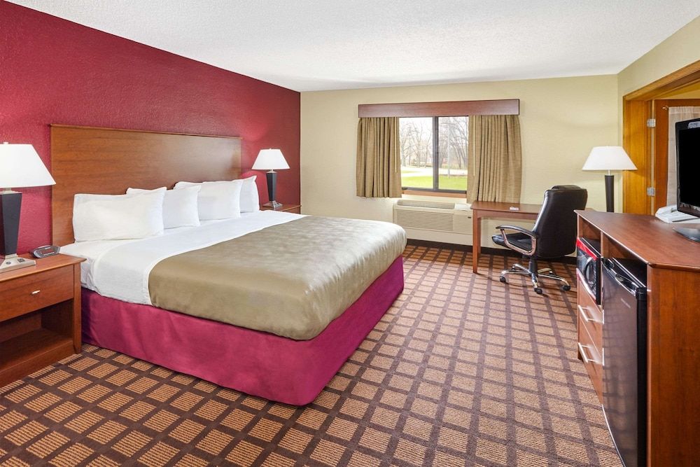 Suite, 2 Bedrooms, Non Smoking (1 King Bed and 1 Queen Bed)