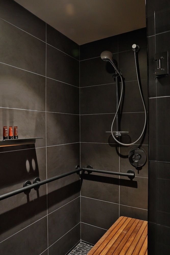 Lora Deluxe Room, 1 King Bed, Accessible (Roll-In Shower) 6