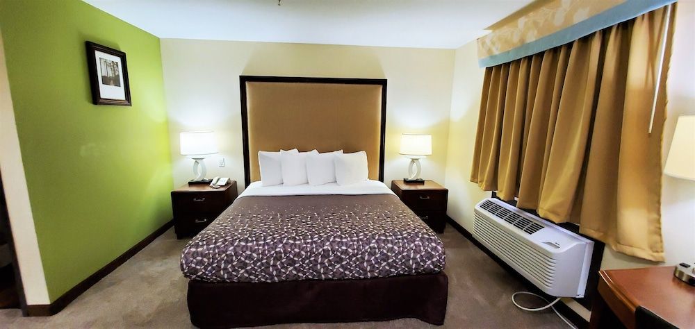 Travel Inn & Suites - Sikeston/Miner (i-55 Exit-67) Suite, 1 King Bed with Sofa bed, Non Smoking 4