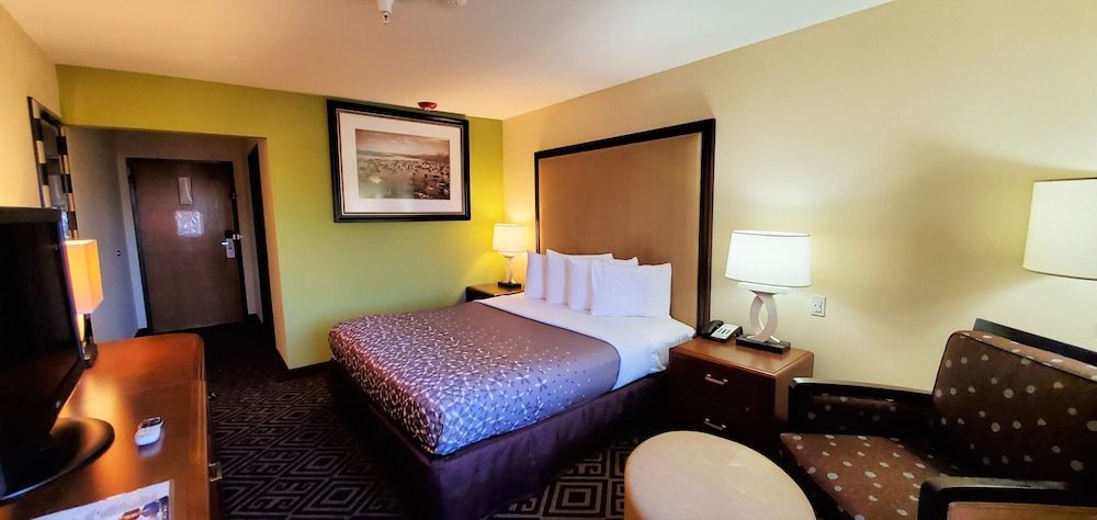 Travel Inn & Suites - Sikeston/Miner (i-55 Exit-67) Room, 1 King Bed, Accessible, Non Smoking 2