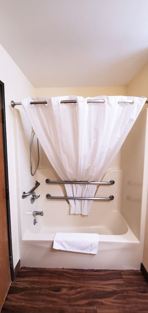 Travel Inn & Suites - Sikeston/Miner (i-55 Exit-67) Room, 1 King Bed, Accessible, Non Smoking 3