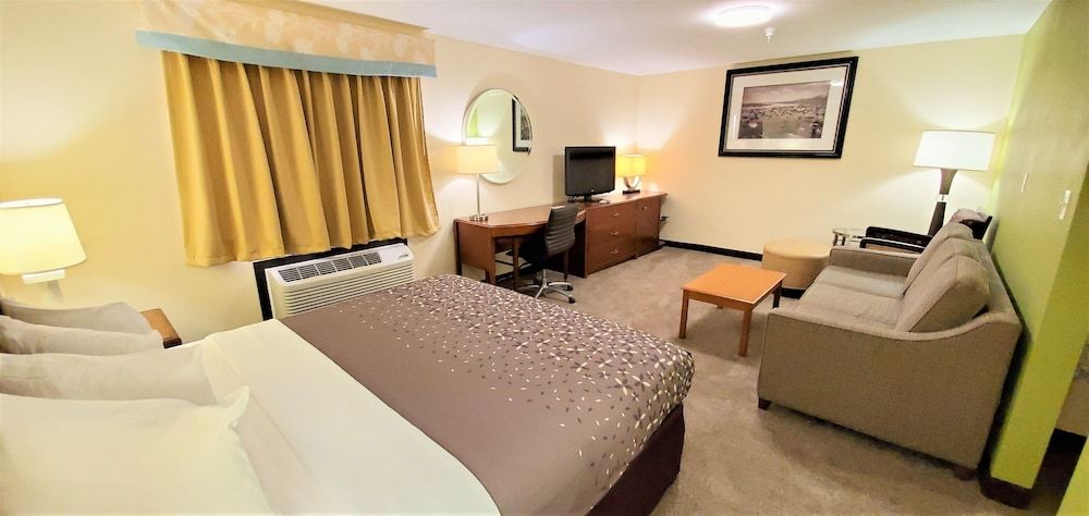 Travel Inn & Suites - Sikeston/Miner (i-55 Exit-67) Suite, 1 King Bed with Sofa bed, Non Smoking 2