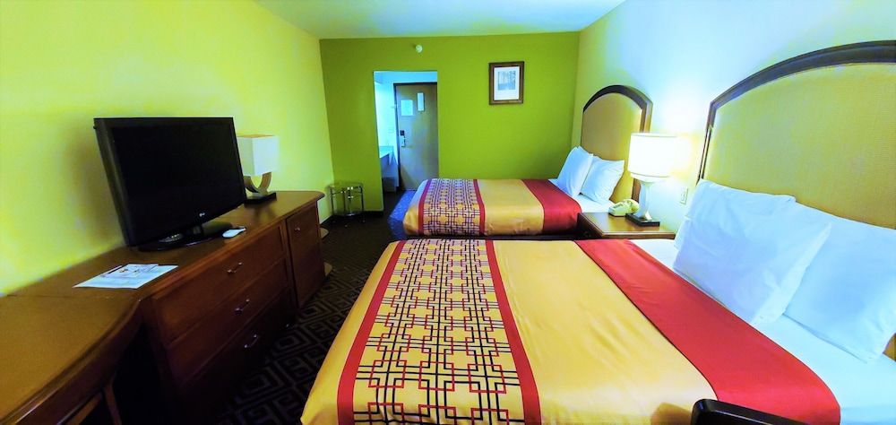 Travel Inn & Suites - Sikeston/Miner (i-55 Exit-67) Room, 2 Queen Beds, Non Smoking 6