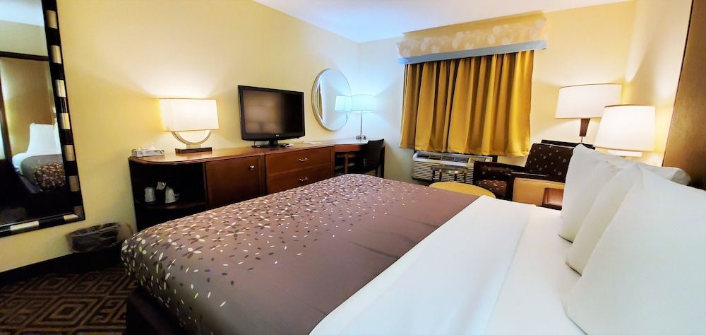 Travel Inn & Suites - Sikeston/Miner (i-55 Exit-67) Room, 1 King Bed, Accessible, Non Smoking 4