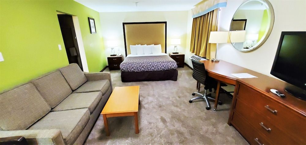 Travel Inn & Suites - Sikeston/Miner (i-55 Exit-67) Suite, 1 King Bed with Sofa bed, Non Smoking 3