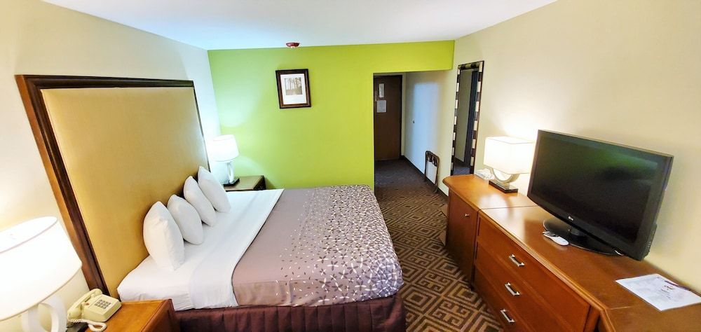 Travel Inn & Suites - Sikeston/Miner (i-55 Exit-67) Room, 1 King Bed, Accessible, Non Smoking 8