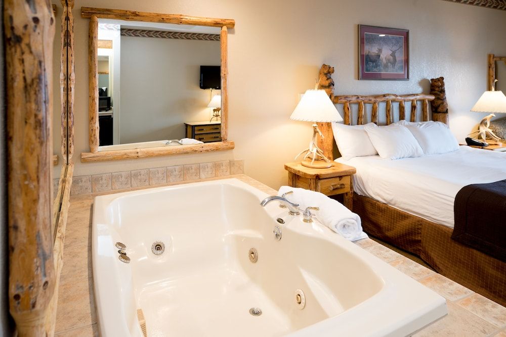 Great Wolf Lodge Wisconsin Dells Whirlpool Fireplace Suite – Waterpark Included 11