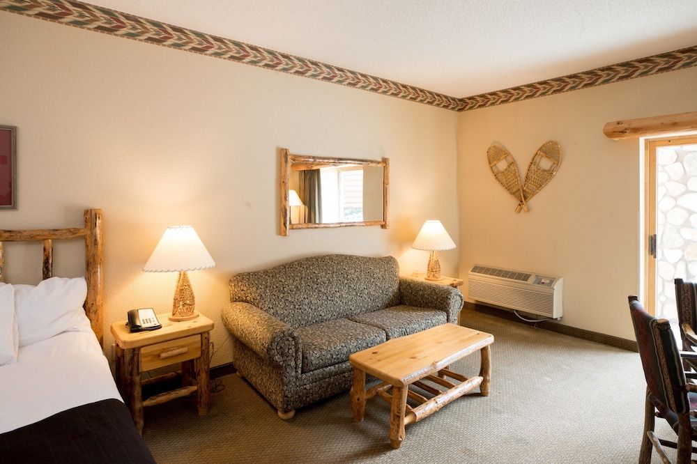 Great Wolf Lodge Wisconsin Dells Luxury King Suite ADA Tub – Waterpark Included 4