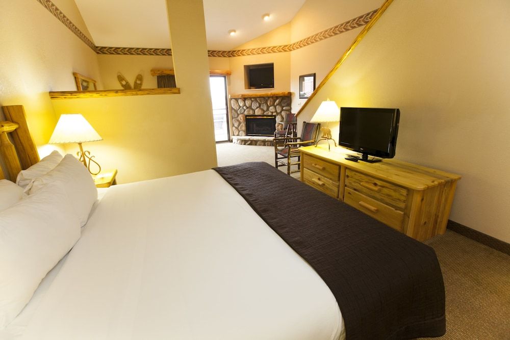 Loft Fireplace Suite - Waterpark Included