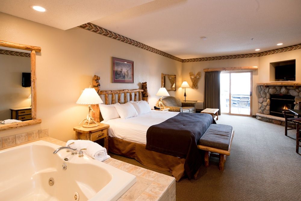 Great Wolf Lodge Wisconsin Dells Whirlpool Fireplace Suite – Waterpark Included 4