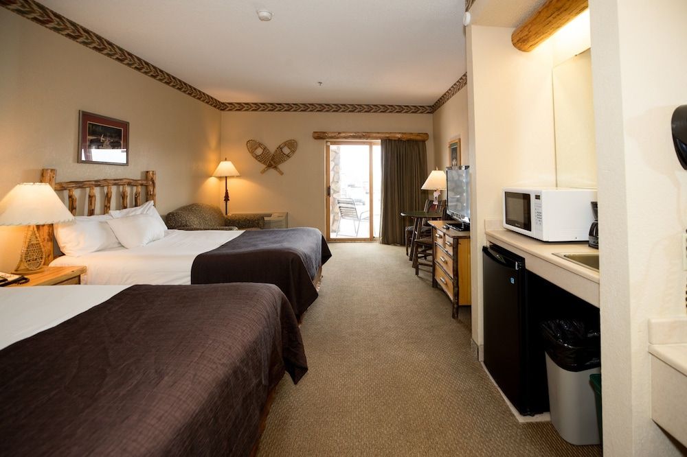 Double Queen Suite - Waterpark Included